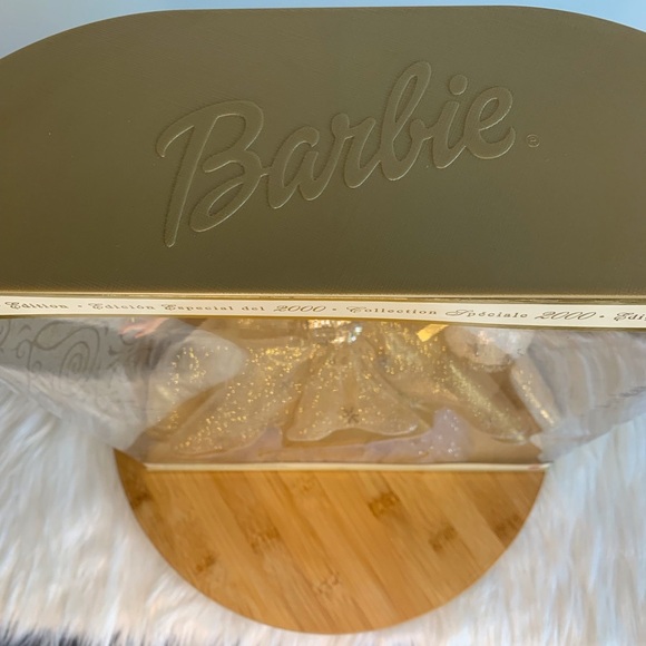Collectable Vintage Barbie Celebration Doll in Gold and White 2000 - Picture 4 of 11